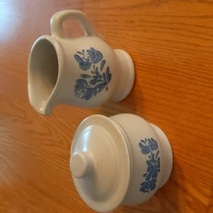 Vintage Pfaltzgraff Yorktowne Sugar Bowl w Lid & Creamer Pitcher Blue 4 1/2" T
